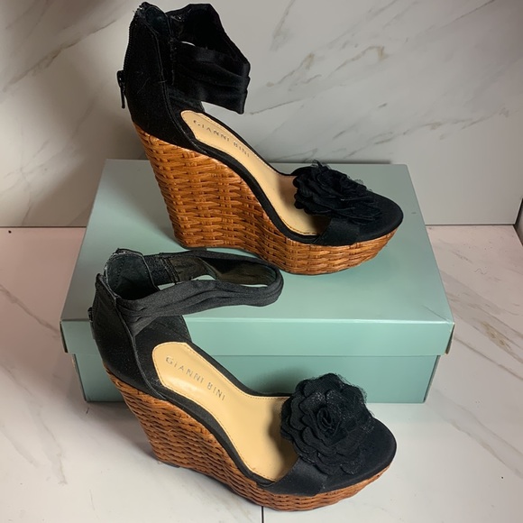 Gianni Bini Black Satin Floral Woven Platform Wedge Heels Size 6.5 New with Box - Picture 2 of 10